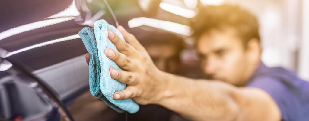 Fahrzeugaufbereitung am Auto