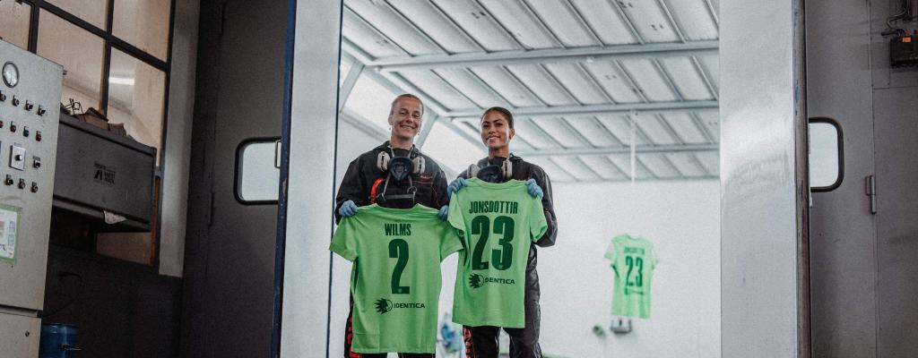 VfL Wolfsburg Damen in Lackierkabine