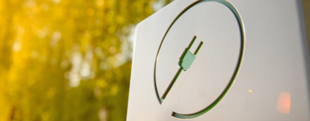 Ladesäule vor einem Baum