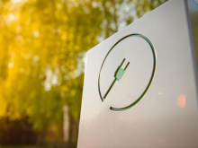 Ladesäule vor einem Baum