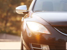 Auto Scheinwerfer im Herbst