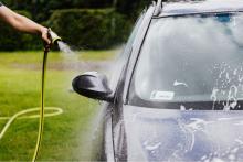 auto wird mit wasserschlauch gereinigt 