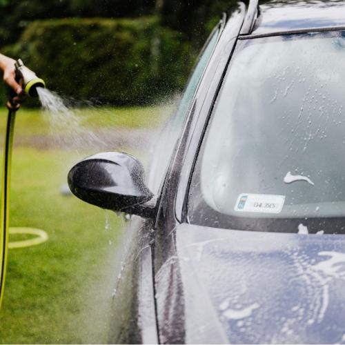auto wird mit wasserschlauch gereinigt 