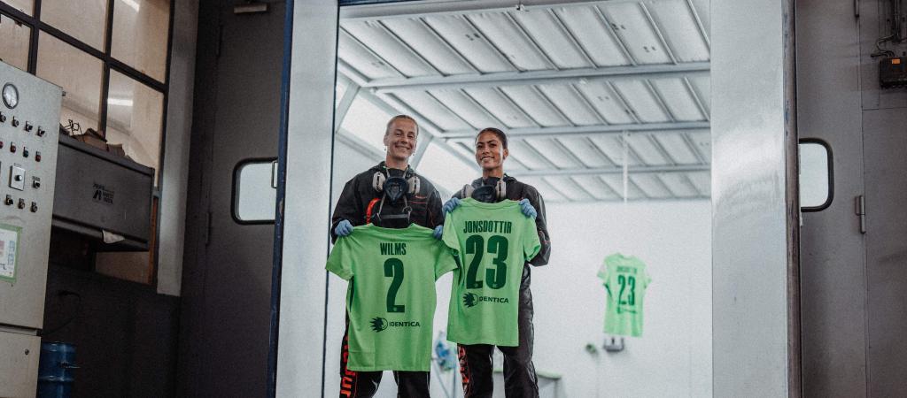 VfL Wolfsburg Damen in Lackierkabine