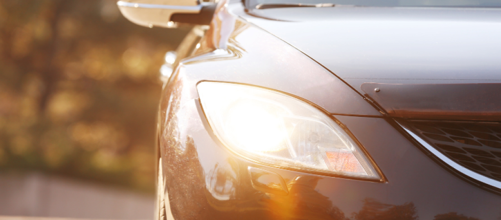 Auto Scheinwerfer im Herbst