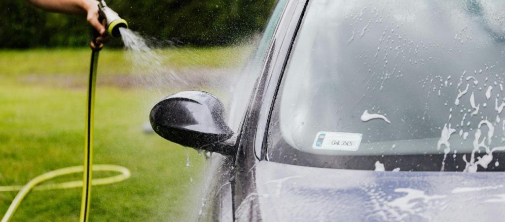 auto wird mit wasserschlauch gereinigt 