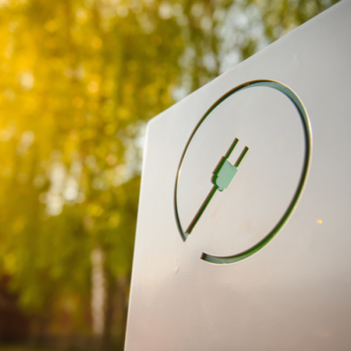 Ladesäule vor einem Baum