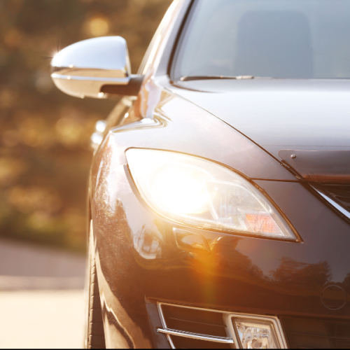 Auto Scheinwerfer im Herbst